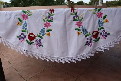 Rotonda fatta a mano "Paprika" - Cimelio con ricamo Kalocsa e pizzo lavorato a maglia - Heritage 1980