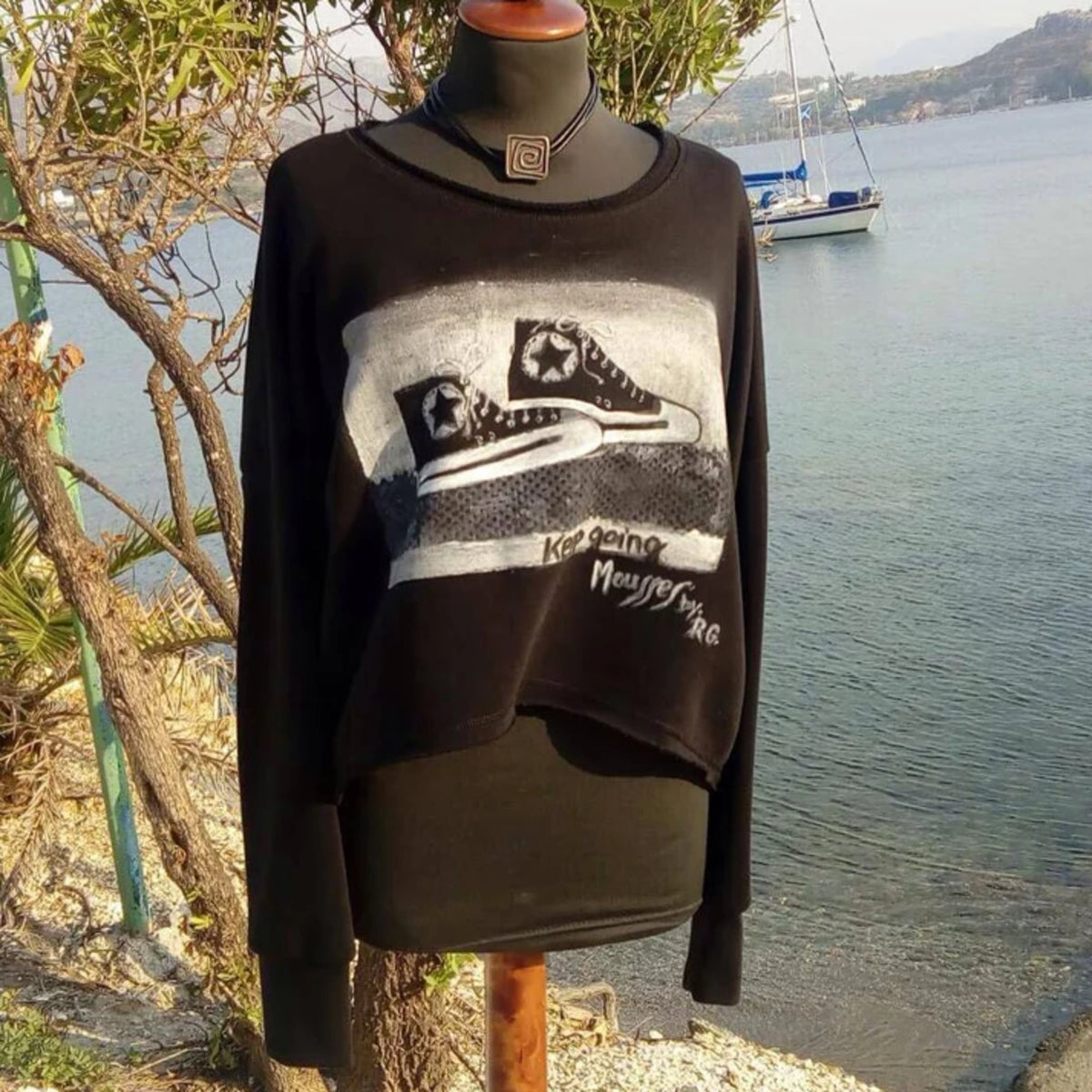 Χειροποίητο ζωγραφισμένο μαύρο φούτερ Keep Going σε κούκλα με φόντο τη θάλασσα της Λέρου – Mousses Greek Art