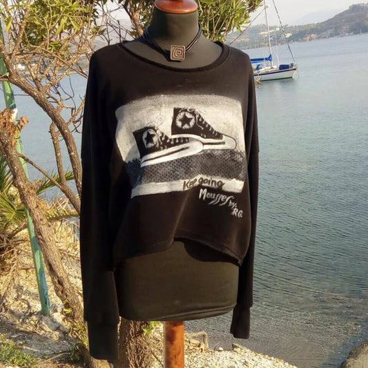Χειροποίητο ζωγραφισμένο μαύρο φούτερ Keep Going σε κούκλα με φόντο τη θάλασσα της Λέρου – Mousses Greek Art