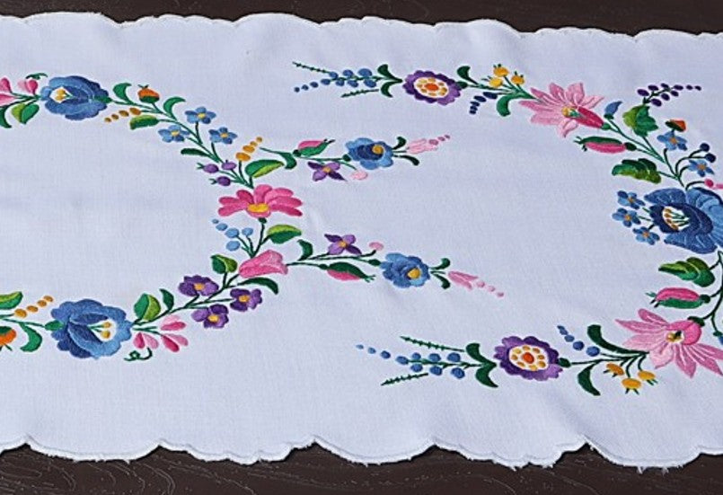 Συλλεκτικο Χειροποίητο Ράνερ «Blue Roses» – Heritage Vintage  Μοναδικά (one-of-a-kind) συλλεκτικά κεντήματα.  Χειροποίητα έργα τέχνης, κειμήλια 45 ετών με πιστοποίηση αυθεντικότητας